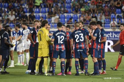 Los jugadores del Huesca en la pausa para la hidratación en la primera parte contra el Tenerife. Foto: LaLiga