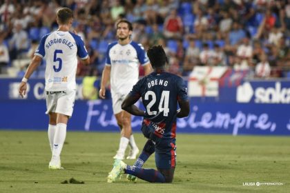 Obeng ante dos jugadores del Tenerife. Foto: LaLiga