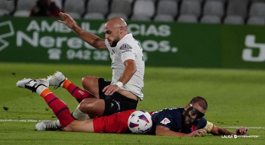 Pulido, al suelo, con Ekain encima en un duelo más que interesante en el Racing SD Huesca. Foto: LaLiga