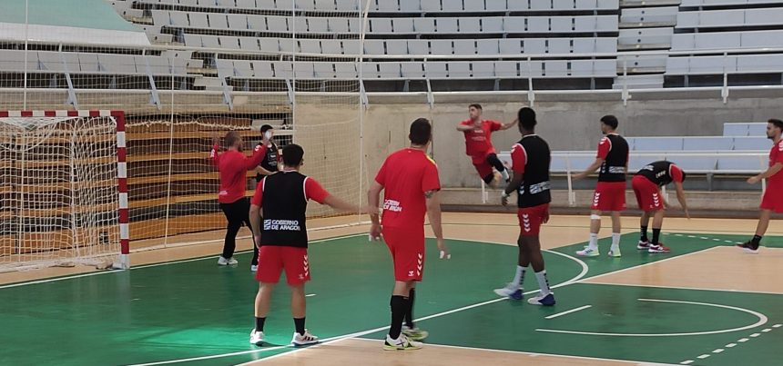 El Bada Huesca en el entrenamiento de la mañana del sábado antes de abrir la temporada 23/24 contra Valladolid en el Palacio. Foto: Sportaragón