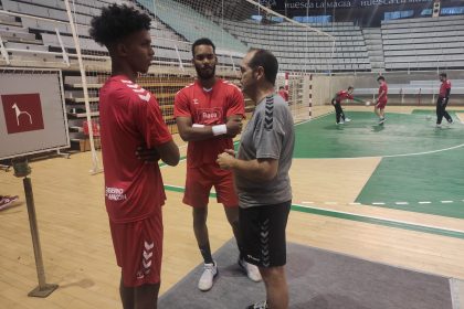 Nolasco conversa con los hermanos Cordiés, Samuel Alejandro, en primer plano. Foto: Sportaragon