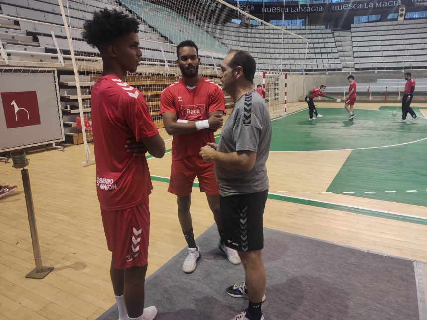 Nolasco conversa con los hermanos Cordiés, Samuel Alejandro, en primer plano. Foto: Sportaragon