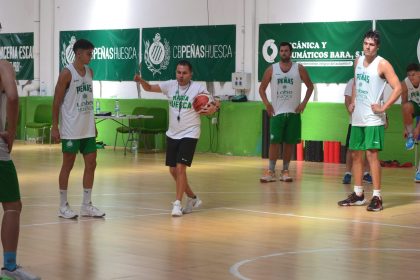 Rafa Sanz, en la imagen con el balón, dio su primera lección al Peñas 2023/24 en el Peñas Center. Foto: Sportaragon