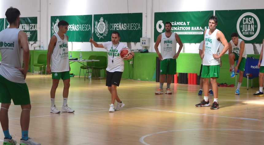 Rafa Sanz, en la imagen con el balón, dio su primera lección al Peñas 2023/24 en el Peñas Center. Foto: Sportaragon