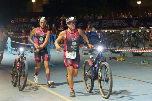 Duatlón nocturno de Sobradiel iniciando el segmento de la BTT. Foto: AraMedia