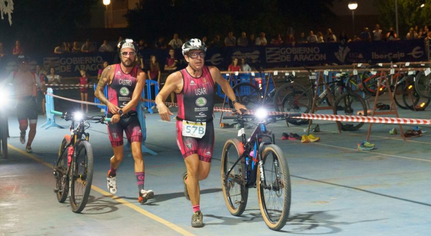Duatlón nocturno de Sobradiel iniciando el segmento de la BTT. Foto: AraMedia