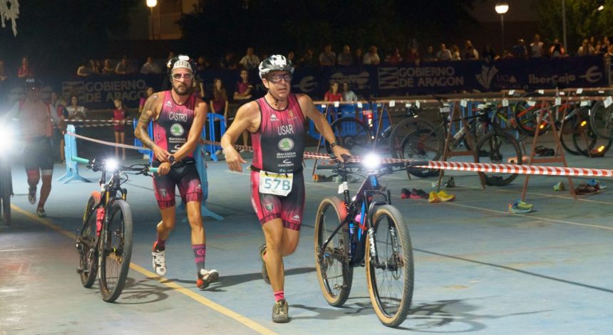 Duatlón nocturno de Sobradiel iniciando el segmento de la BTT. Foto: AraMedia