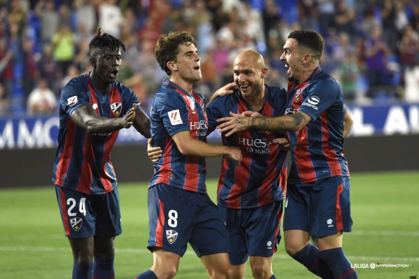 Javi Martínez celebra su bellísimo gol con Obeng, Jeremy y Joaquín. Foto: LaLiga