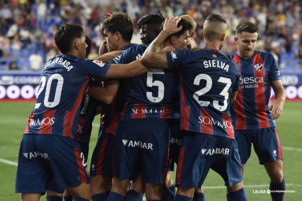 Los jugadores del Huesca 'enterraron' en felicitaciones a Javi Martínez con su gran gol. Foto: LaLiga