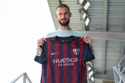Óscar Sielva con la camiseta del Huesca