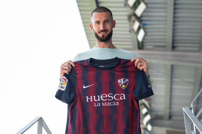 Óscar Sielva con la camiseta del Huesca