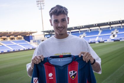 Hugo Vallejo posa con la camiseta del Huesca