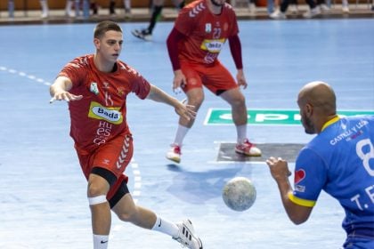 Ian Moya busca cerrar espacios a Freitas ante la mirada de Rodrigo Benites en el Bada Huesca Valladolid. Foto: Andrey Sapizhak