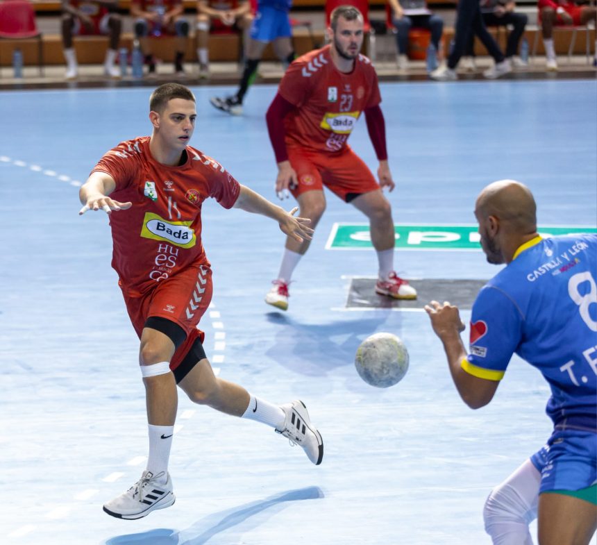 Ian Moya busca cerrar espacios a Freitas ante la mirada de Rodrigo Benites en el Bada Huesca Valladolid. Foto: Andrey Sapizhak