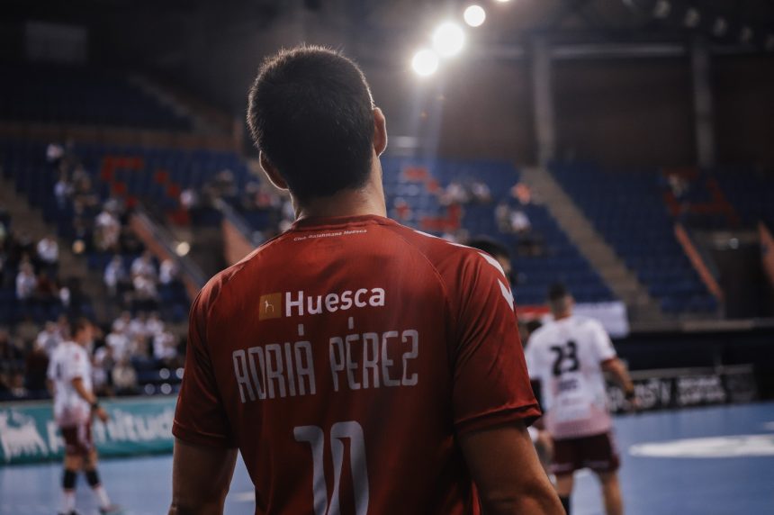 Adrià Pérez, en la imagen, durante el partido del Bada Huesca disputado en Logroño. Foto: LabZero