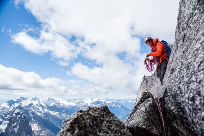Jonathan Larrañaga, en la imagen, guiando en los Alpes. Foto: Cedida