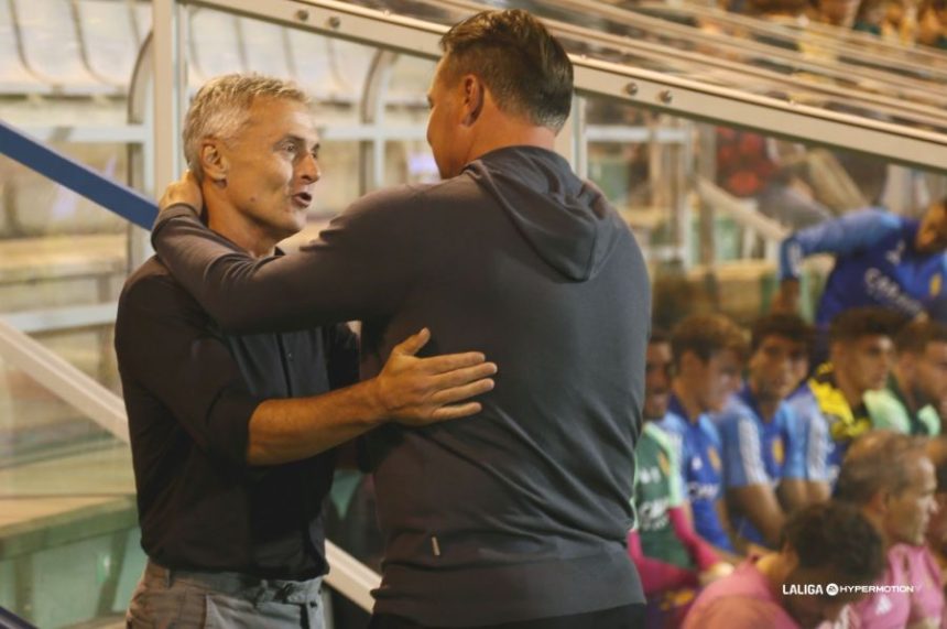 Escribá minutos antes del inicio del partido contra El Ferrol saluda al entrenador rival. Foto: LaLiga