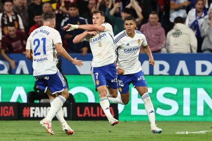 Valera, en el centro de la imagen, empató el gol con el que el Racing se adelantó al Real Zaragoza en La Romareda. Foto: LaLiga