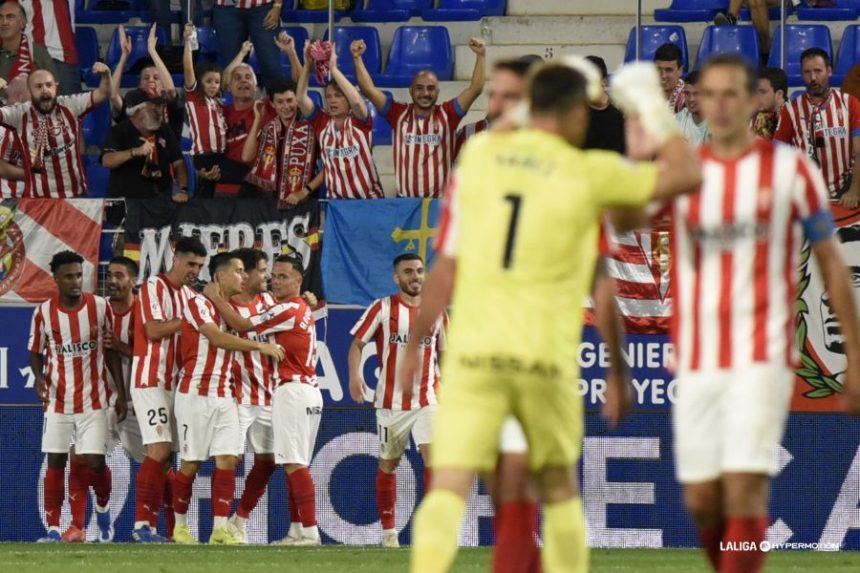 Yañez, exportero del Huesca, celebra el gol del Sporting en El Alcoraz. Foto: LaLiga