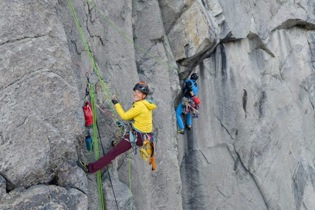 Uxue Loizu, escalando en una de las paredes de Groenlandia. Foto: Ponce