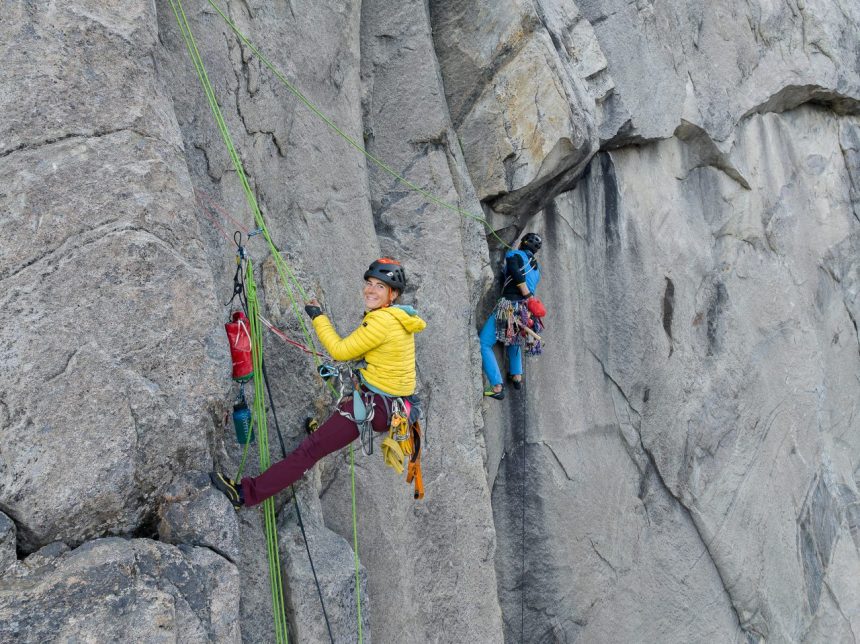 Uxue Loizu, escalando en una de las paredes de Groenlandia. Foto: Ponce