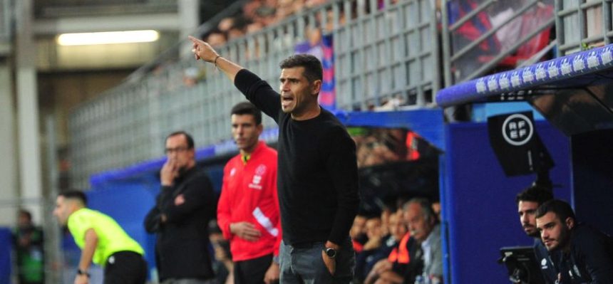 Hidalgo da órdenes en el partido entre la SD Huesca y el Elche. Foto: LaLiga