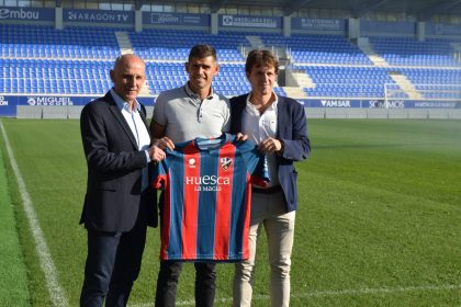 Martín González, Hidalgo y Josete Ortas, con la camiseta de la SD Huesca sobre el campo de El Alcoraz. Foto: Sportaragon