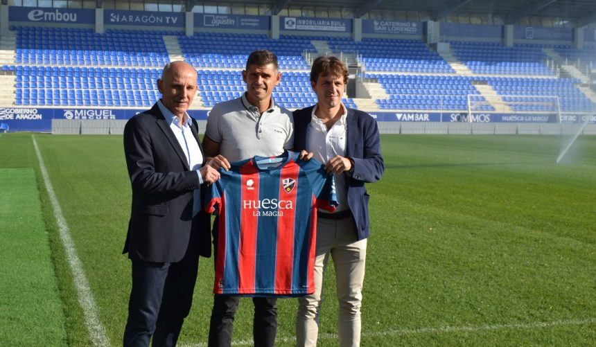 Martín González, Hidalgo y Josete Ortas, con la camiseta de la SD Huesca sobre el campo de El Alcoraz. Foto: Sportaragon