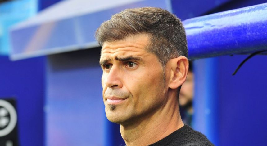 Hidalgo, entrenador del Huesca, atento en los primeros compases de su equipo contra el Eibar. Foto: LaLiga