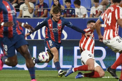 Hugo Vallejo ante el Sporting de Gijón