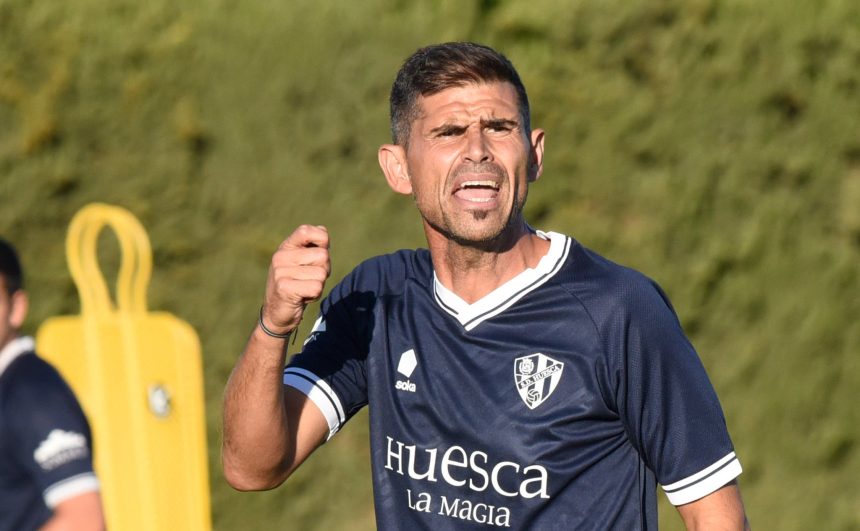 Antonio Hidalgo en un entrenamiento con el Huesca