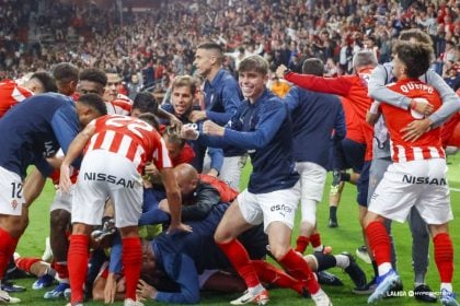 Los jugadores del Sporting celebran el gol de Insua que le dio el empate tras el fallo del portero del Real Zaragoza. Foto: LaLiga