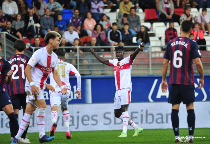 Obeng celebra el gol en propia puerta del Eibar con el que ell Huesca abrió el marcador. Foto: LaLiga