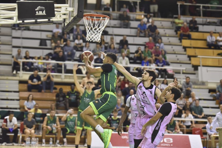 Nogués deja el balón en la canasta de Ponferrada en el partido disputado en Huesca. Foto: Verónica Lacasa