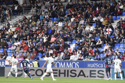 Aficionados de la SD Huesca en el partido contra el Elche en El Alcoraz. Foto: LaLiga