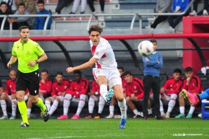 Javi Martínez lanza en un momento del partido contra el Amorebieta. Foto: LaLiga