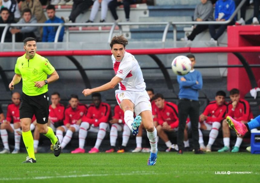 Javi Martínez lanza en un momento del partido contra el Amorebieta. Foto: LaLiga