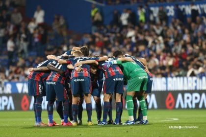 El once del Huesca hace piña antes de iniciar el partido contra el Real Zaragoza. Foto: LaLiga