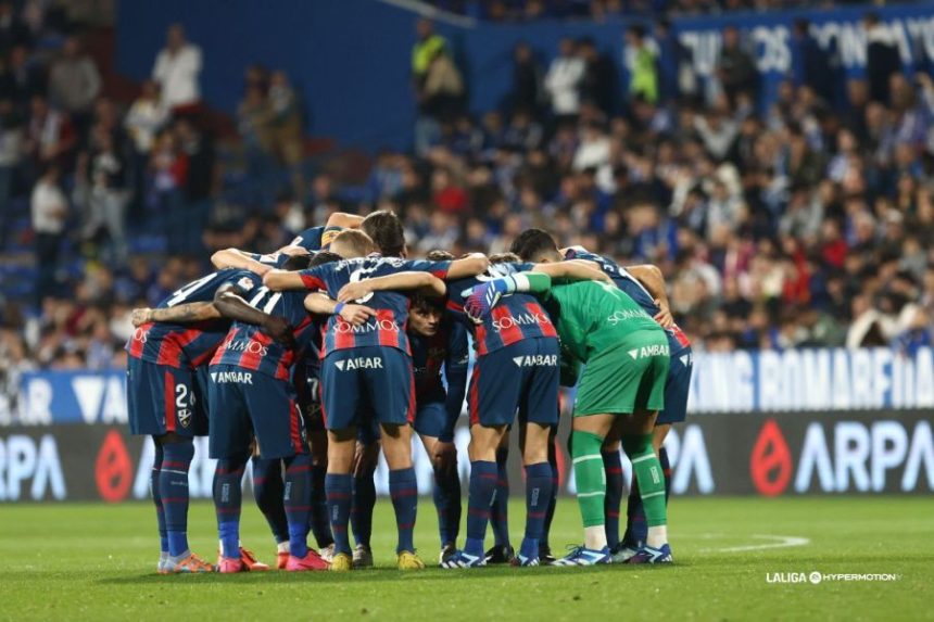 El once del Huesca hace piña antes de iniciar el partido contra el Real Zaragoza. Foto: LaLiga