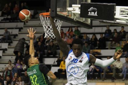 Nogués busca dejar el balón en la canasta de Almansa con un Godspower sobrepasado. Foto: C.Pascual