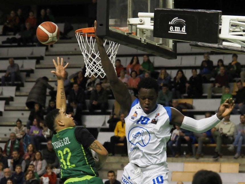 Nogués busca dejar el balón en la canasta de Almansa con un Godspower sobrepasado. Foto: C.Pascual