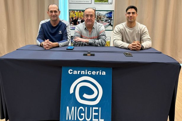 Miguel Escuer, entre Nolasco e Ignacio Suárez, es un apoyo constante para el BM Huesca. Foto: BM Huesca