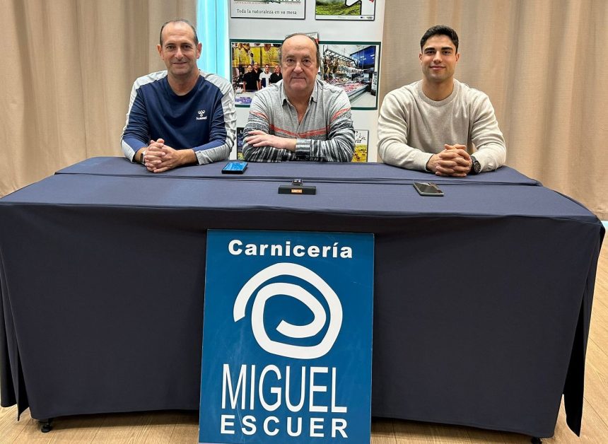 Miguel Escuer, entre Nolasco e Ignacio Suárez, es un apoyo constante para el BM Huesca. Foto: BM Huesca