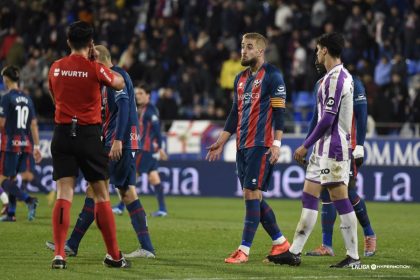 Ningún jugador del Huesca entendió el penalti que señaló el colegiado a favor del Valladolid. Foto: La Liga.