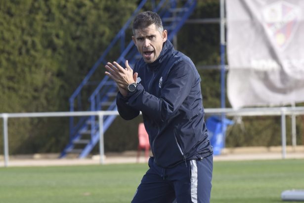 Antonio Hidalgo en un entrenamiento del Huesca