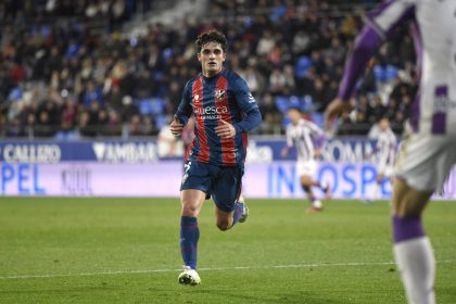 Javi MIer con el Huesca ante el Valladolid