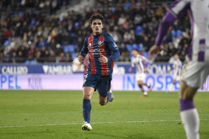 Javi MIer con el Huesca ante el Valladolid