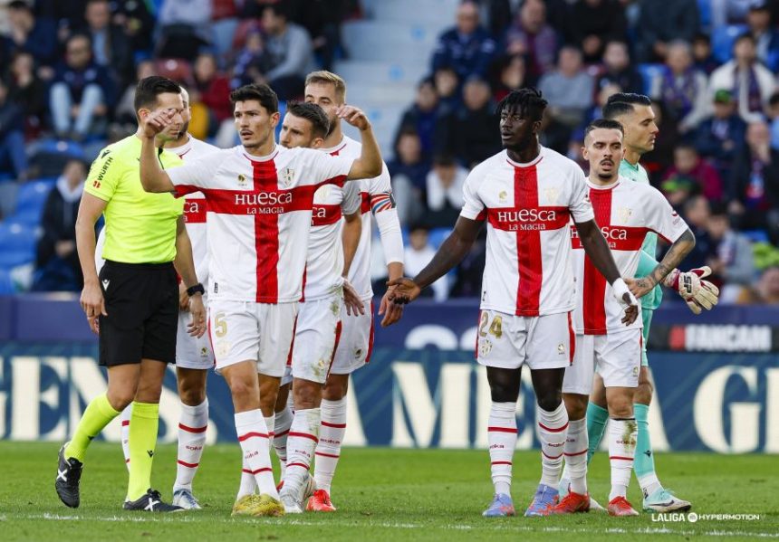 Loureiro protesta la tarjeta que vio en el minuto 39 en el Levante - Huesca. Foto: LaLiga