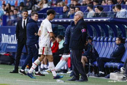 Kento hashimoto se retira al vestuario tras ser expulsado en el levante Huesca en una acción que no mereció tanto castigo. foto: LaLiga