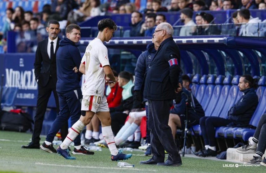 Kento hashimoto se retira al vestuario tras ser expulsado en el levante Huesca en una acción que no mereció tanto castigo. foto: LaLiga